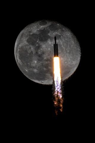 See a SpaceX rocket photobomb the moon in incredible award-winning shot ...