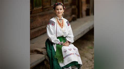 York S Ukrainian Refugees Celebrate Country S National Dress Bbc News