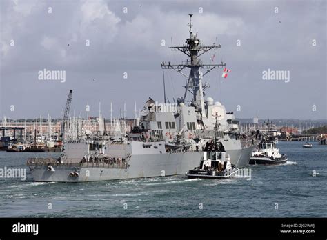 Les Remorqueurs Indulgent Et Rebondissante Escortent Le Destroyer De