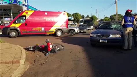 Colisão entre carro e bicicleta motorizada deixa mulher ferida na Rua