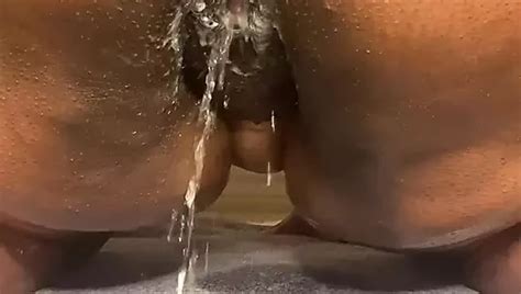 Venus Sarutobi Bbw Noire Carte Son Gros Cul Et Fait Pipi Flux Parfait Et Cul Secou Chatte