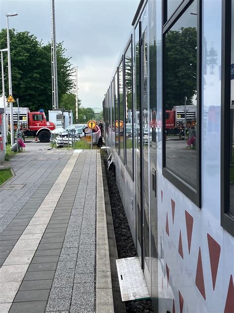 Bpol Kl Pkw Am Bahn Bergang Vom Zug Erfasst Fahrerin Wird Verletzt