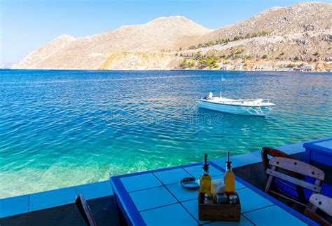 Vistas Desde La Taberna Sobre El Hermoso Mar Azul En La Isla Simi