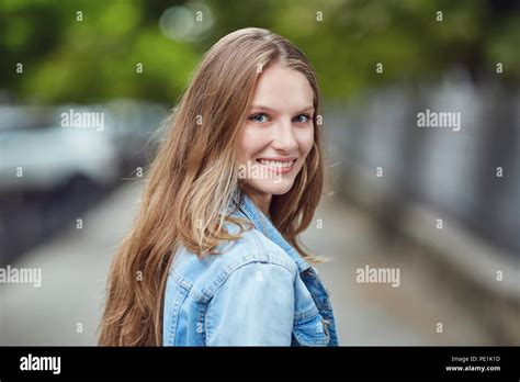 Blonde girl smiliing Banque de photographies et dimages à haute