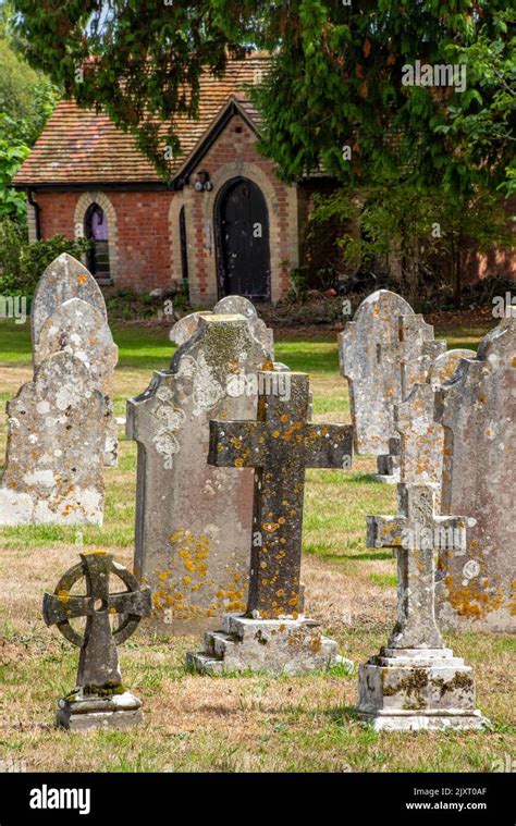 cementerio o cementerio con lápidas de piedra y epitafios cementerio