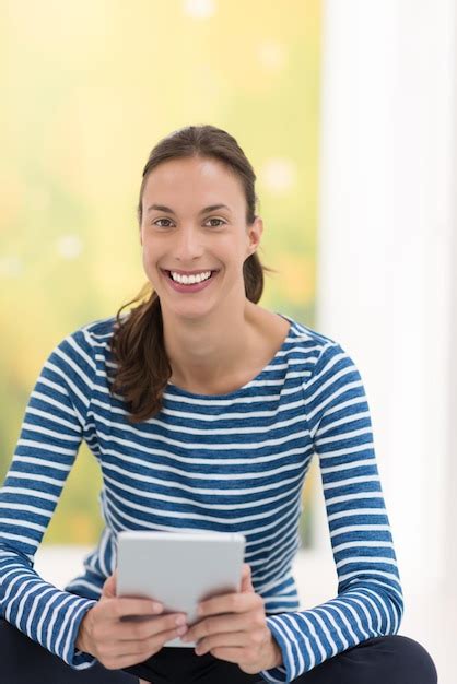 Mulheres Bonitas Usando Computador Tablet No Ch O Em Casa Foto Premium