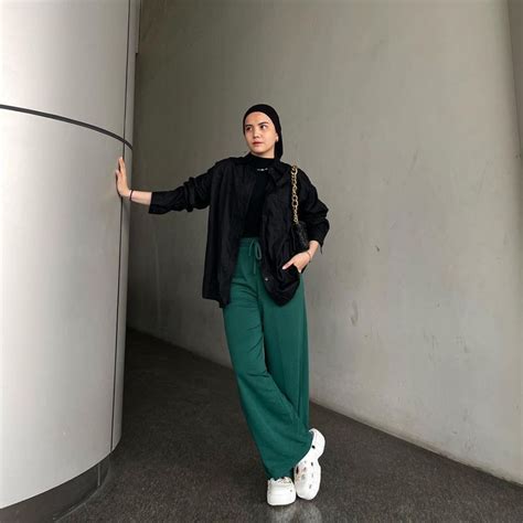 Outfit Warna Gelap Buat Bukber Ala Via Zulviani