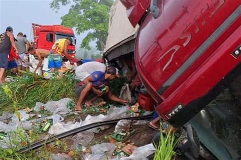 Caminhão carregado de cerveja tomba e é saqueado pela população