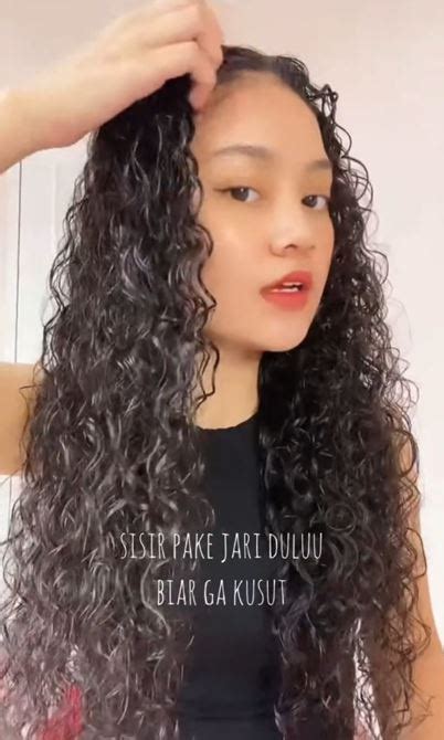 Jangan Asal Ini Trik Menyisir Rambut Keriting Agar Tidak Rontok