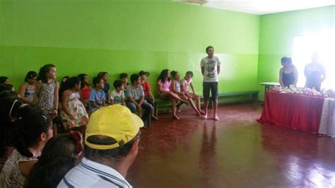 Cia Teatral Transformação entrega ovos de páscoa as crianças que