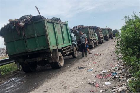 Minimnya Alat Berat Jadi Penyebab Antrean Truk Sampah Di Tpa Suwung