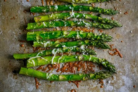 A melhor receita para aspargos assados no forno parmesão