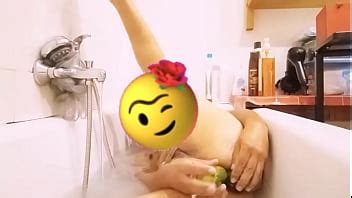 Masturbación anal en la bañera XVIDEOS