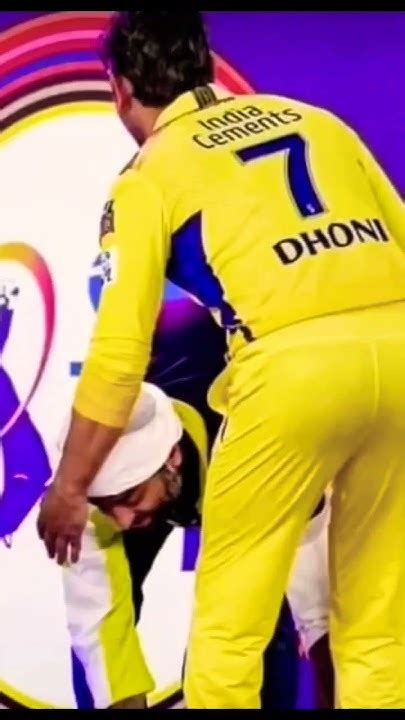 Arijit Singh Touching The Feet Of Ms Dhoni During Opening Ceremony Of