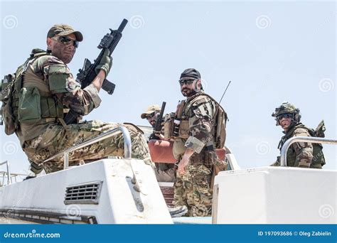 Soldados Das Forças Especiais Do Exército Na Popa De Barco a Velocidade