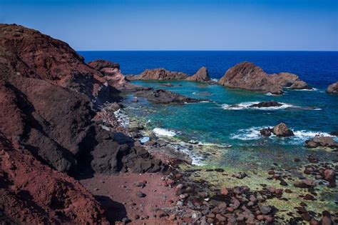 Vista De La Playa De Lava De Linosa Llamado Faraglioni Sicilia Italia