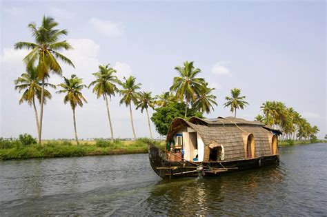 Are Houseboats Sustainable? Here's What Experts Say