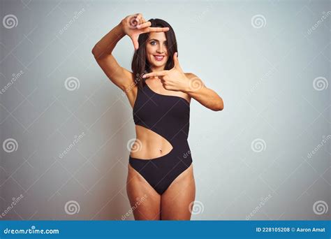 Hermosa Mujer Con Ropa De Ba O Bikini Sobre Fondo Blanco Aislado Sonriendo Con Las Manos Y Los