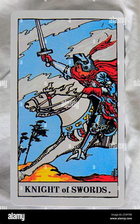 Ritter Der Schwerter Tarot Ritter Der Schwerter Tarotkarte Fotos Und