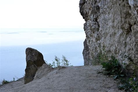 Ruta De Senderismo En Las Monta As Con Pared Rocosa Y Cielo Azul En El