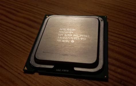 Pentium 4 3,06 GHz. First consumer processor with Hyper-Threading. It's ...