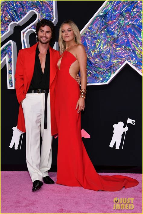 Kelsea Ballerini Gets Boyfriend Chase Stokes Support At Mtv Vmas