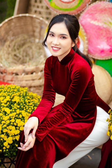 Hot girl miền Tây khoe nhan sắc ngọt ngào trong tà áo dài đón Tết Báo Dân trí