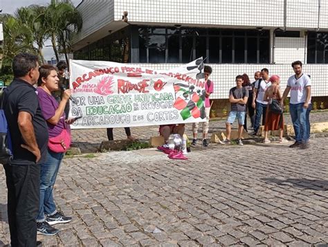 Em greve servidores da UFRN fazem protesto na manhã desta segunda