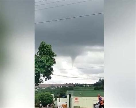 Vídeo nuvem funil surpreende moradores de cidade no interior do Paraná