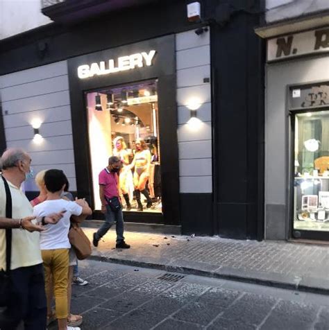 Aversa Ragazze Mezze Nude Che Ballano In Vetrina Obiettivo Far Parlare Di S Raggiunto