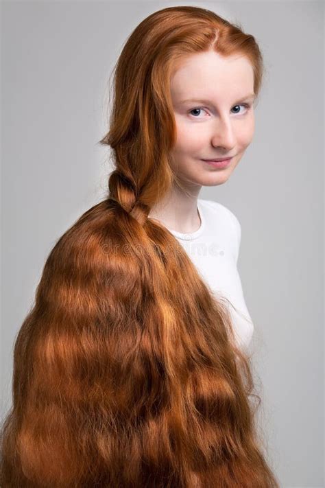 Jonge Vrouwen Met Lang Rood Haar Stock Foto Image Of Lang Wijfje