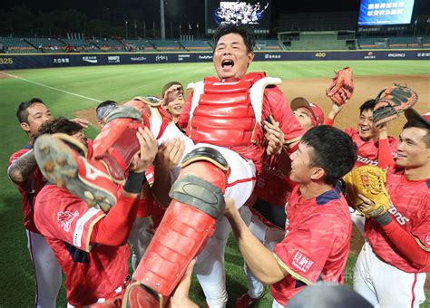 劉時豪延長賽致勝安當mvp 被龍隊友拋高高 運動 中央社 Cna