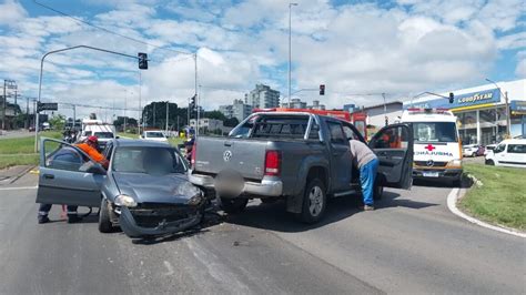 Motorista fica ferido em colisão no Trevo Santa Rita em Farroupilha