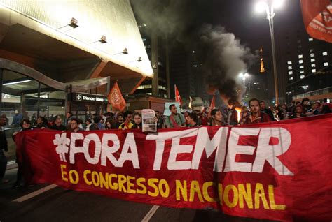 Manifestantes Fecham Um Sentido Da Avenida Paulista Em Protesto Contra