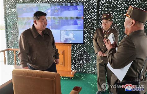 Kim Jong un dirige un ejercicio de artillería AGENCIA DE NOTICIAS YONHAP