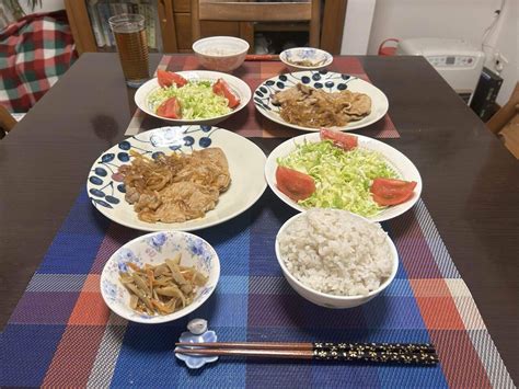 今日から夕食です。 豚の生姜焼き トマトとキャベツのサラダ きんぴらごぼう ご飯です。 手作りの生姜焼きは、良い香りです。 妻が料理の腕を上げ