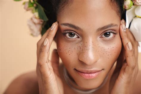 Retrato De Una Mujer Afroamericana Semidesnuda Con Flores En El Pelo