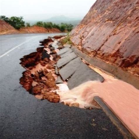 Chuva Causa Eros O Na Br E Parte Do Acostamento Da Rodovia Cede