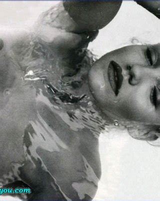 Cameron Diaz Showing Her Tits And Posing Very Sexy On Chair Porn