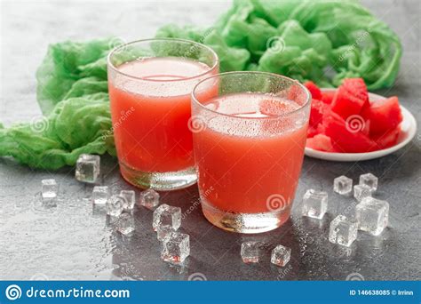 Duas Garrafas Do Suco Da Melancia Imagem De Stock Imagem De Cortado