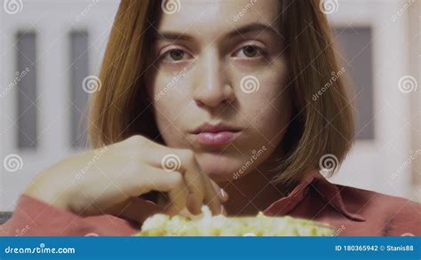 Acercamiento De Una Joven Sentada En El Sof Comiendo Palomitas De Ma Z