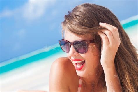 Portrait De Fille Aux Cheveux Longs En Rouge De Port De Bikini Image Stock Image Du Loisirs