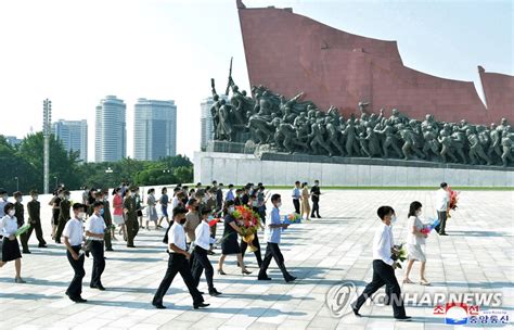 김일성·김정일 동상에 헌화하는 북한 주민들 연합뉴스