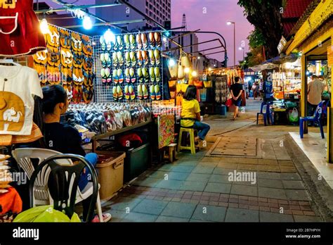 Chiang Mai night bazaar, Chiang Mai, Thailand Stock Photo - Alamy