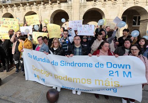 Personas usuarias de la asociación Down Lugo salen a la calle a