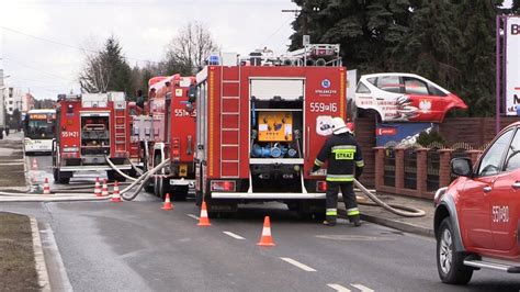 W Pile W Po Arze Warsztatu Sp On Y Dwa Auta I Przyczepa Kempingowa