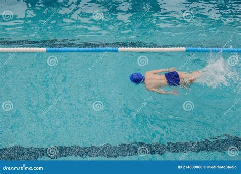 Gar On De Ans Jouant Et Nageant Dans La Piscine Photo Stock Image