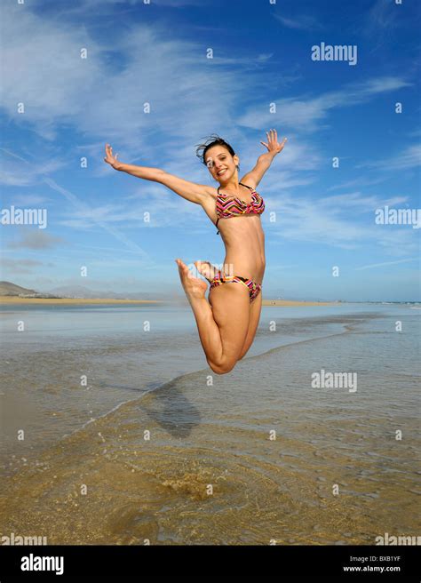 Playa De Bikinis Fotos Und Bildmaterial In Hoher Aufl Sung Alamy