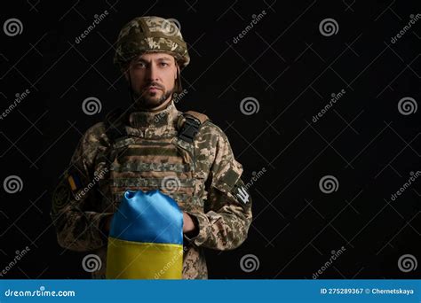 Soldado Con Uniforme Militar Con Bandera Ucraniana De Fondo Negro