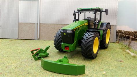 Siku 1 32 John Deere 8R 370 Carpet Farmer